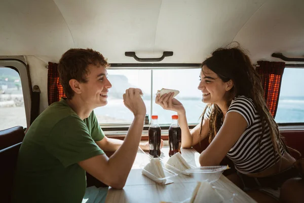 Couple de caucasien homme et femme assis profiter d'un repas — Photo