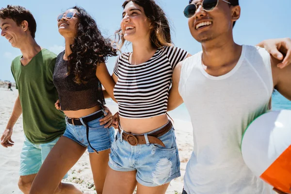 Grupo Hipster Divirtiéndose Con Vítores Dentro Vacaciones Verano Viaje Playa —  Fotos de Stock