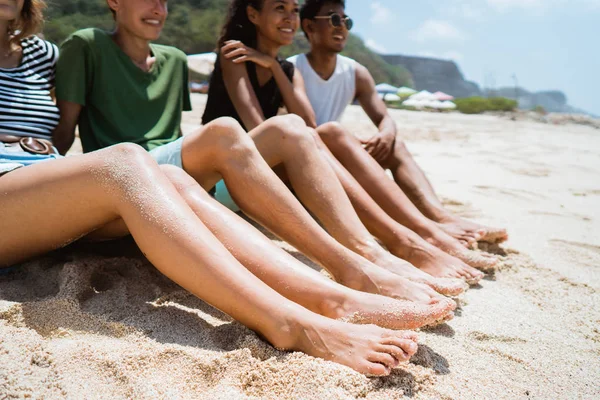 Feliz junto com amigos — Fotografia de Stock