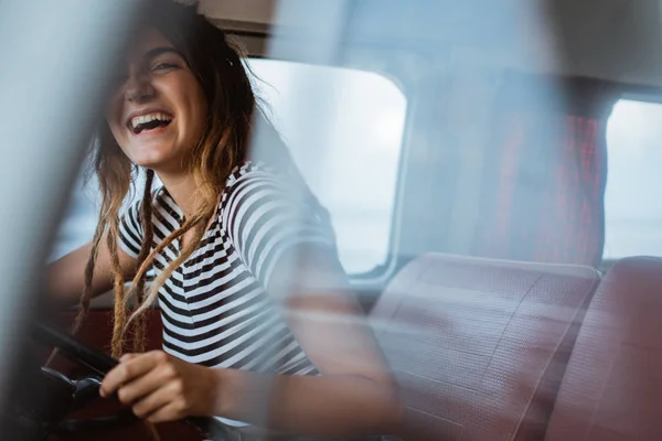 Retrato joven mujer conductor relajarse disfrutar del viaje — Foto de Stock