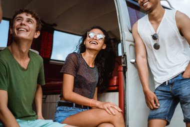 mutlu hipster yaslanmış vintage onların van, süre tatil keyfini çıkarın