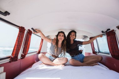 Retro van içinde oturma portre genç kadın