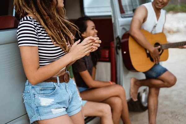 Hipster Gra Gitarze Dla Swoich Przyjaciół Letni Dzień — Zdjęcie stockowe