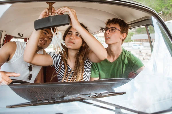 Vacker Flicka Fix Bakifrån Bilen Spegeln Innan Till Resa Med — Stockfoto