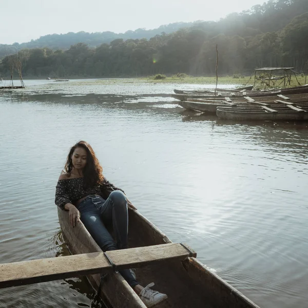 Asian young woman canoeing on lake — Stock Photo, Image