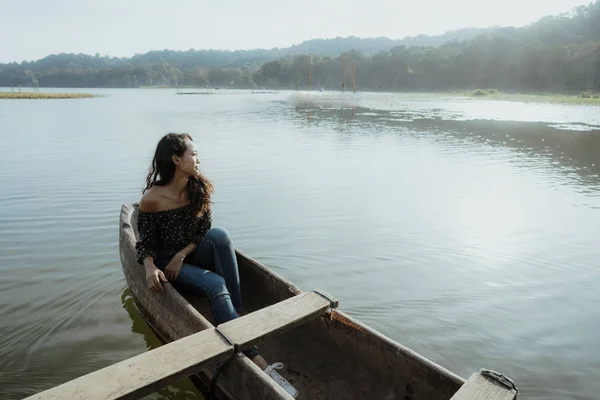 Retrato Mujer Hermosa Kayak Disfrutar Naturaleza Lago —  Fotos de Stock
