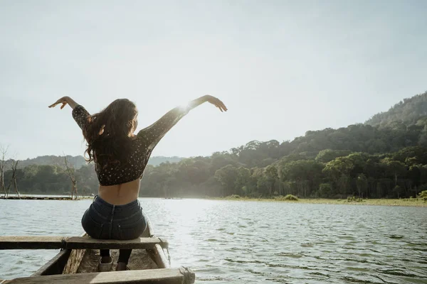 Asiático jovem mulher canoagem no lago — Fotografia de Stock