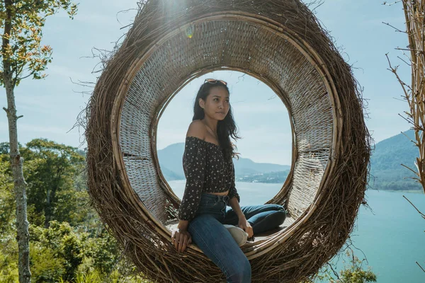 Mujer disfrutando de la naturaleza desde la cima de la colina —  Fotos de Stock