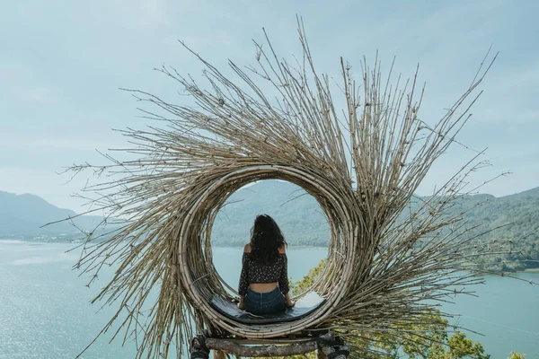 Mulher asiática sentada em um ninho na natureza — Fotografia de Stock