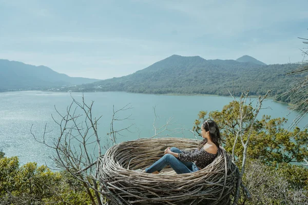 Mulher asiática sentada em um ninho na natureza — Fotografia de Stock