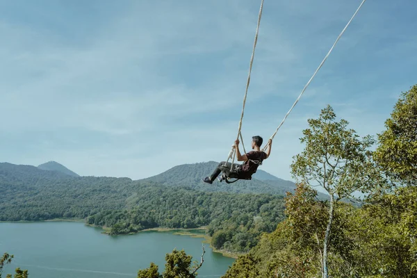 Jovem Asiático Homem Balançando Partir Alta Colina Superior Com Bela — Fotografia de Stock
