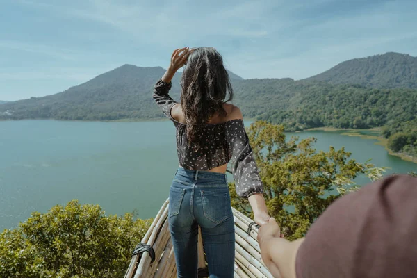 Mulher com bela vista do topo da montanha — Fotografia de Stock