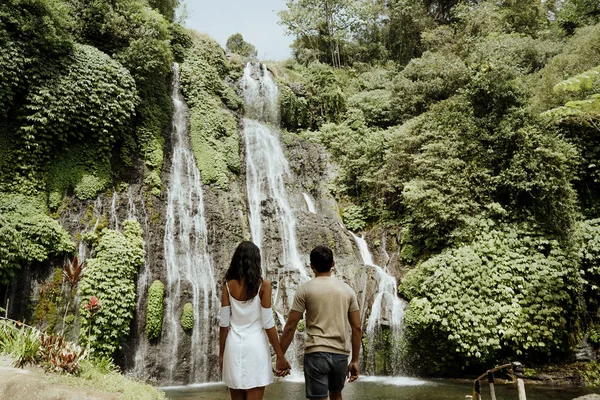 Beau couple profiter banyumala cascade bali ensemble — Photo