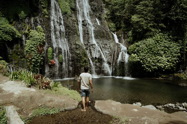 男は、熱帯の島に彼の夏休みをお楽しみください。 — ストック写真