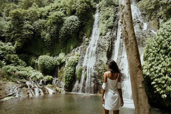 Female tourist enjoying waterfall — Stock Photo, Image