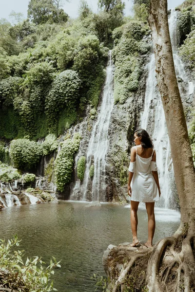 滝の社会的なメディアの流行の若い女性を撮る — ストック写真
