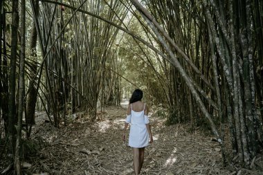 Bambu sosyal medya için şık genç kadın alarak resim fo
