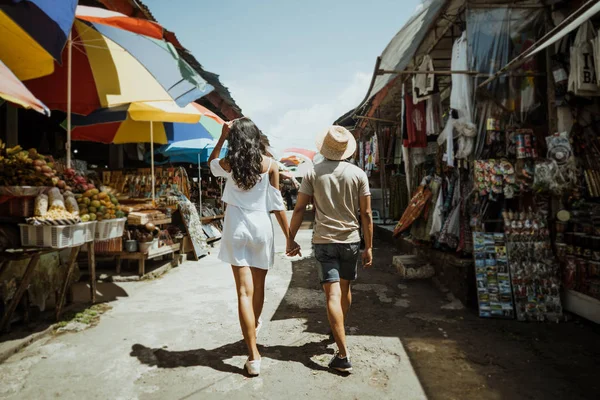 Couple profitant de leur temps à la recherche de souvenirs au marché — Photo