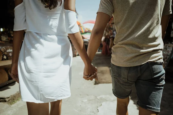 Par njuter av sin tid som letar souvenir på marknaden — Stockfoto