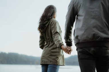 birlikte eğleniyor açık elini tutarak egzotik güzel çift