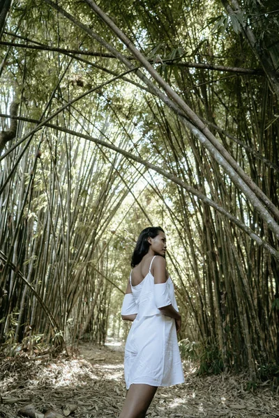 Stylish young woman taking picture for social media in bamboo fo — Stock Photo, Image