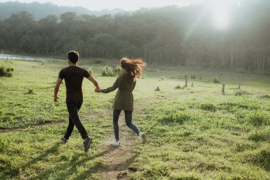 Asya çift birlikte doğal olarak çalışan