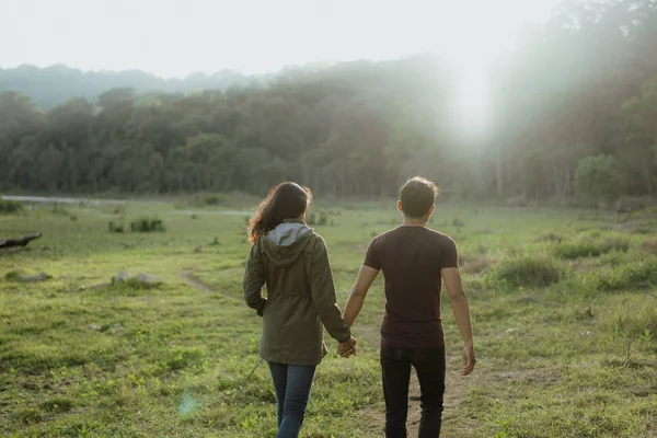 Pria dan wanita berjalan bersama di alam — Stok Foto