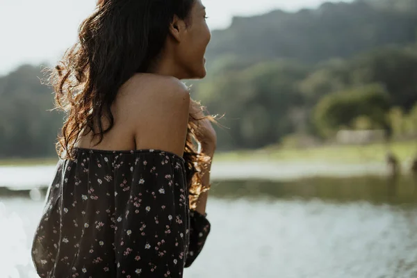 Asian woman in nature enjoying — Stock Photo, Image