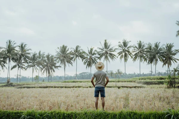 Man Enjoy His Summer Vacation Tropical Island Enjoying Nature Him — Stock Photo, Image