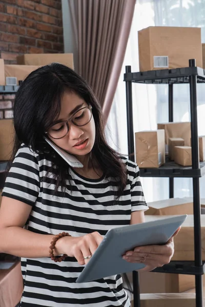 Femme occupée appelant et utilisant la tablette — Photo