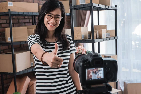 Vrouw vlogger duim opdagen — Stockfoto