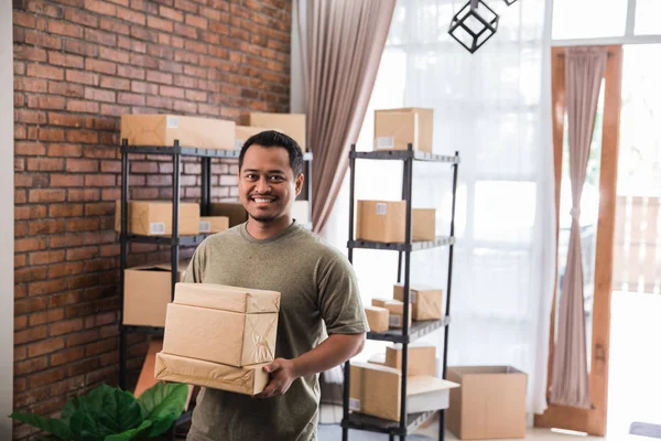 Hombre mensajero holding paquete trabajo en el negocio de paquetes de envío — Foto de Stock