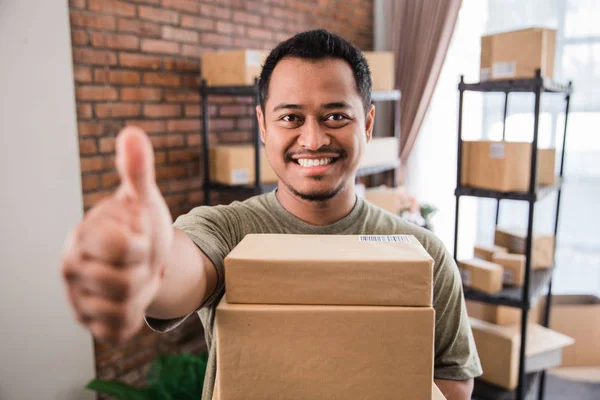 Homem vendedor online em seu escritório polegar para cima — Fotografia de Stock