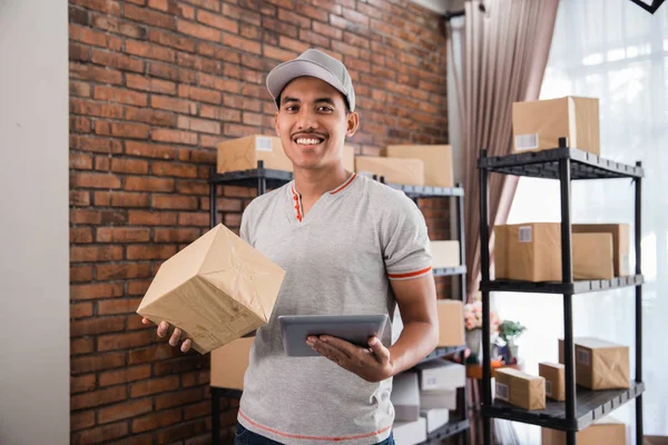 Homem com tablet pc e pacote — Fotografia de Stock