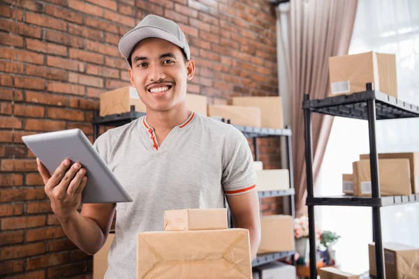 Serviço de entrega masculino com pacote — Fotografia de Stock