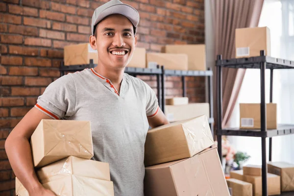 Kurir pria memegang paket bekerja di pengiriman bisnis paket — Stok Foto