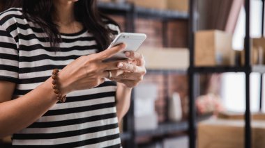 akıllı telefon ve paketleri raf arka planda kullanarak el
