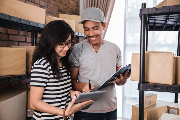 Partner samen te werken in pakket plat — Stockfoto