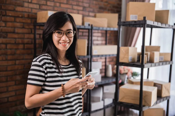 Online-shop verkoper zaken met telefoon — Stockfoto