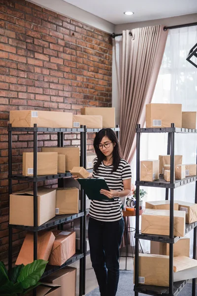 Vrouw verkopen online product — Stockfoto