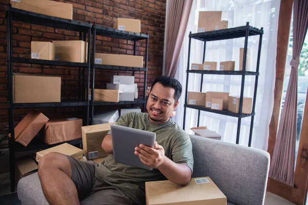 Man använder surfplatta som säljer produkten online — Stockfoto