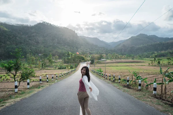 Woman on the road stand turn back — Stock Photo, Image