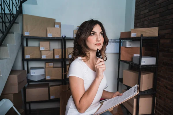 Vendedor en línea mientras trabaja con el paquete listo para ser entregado — Foto de Stock