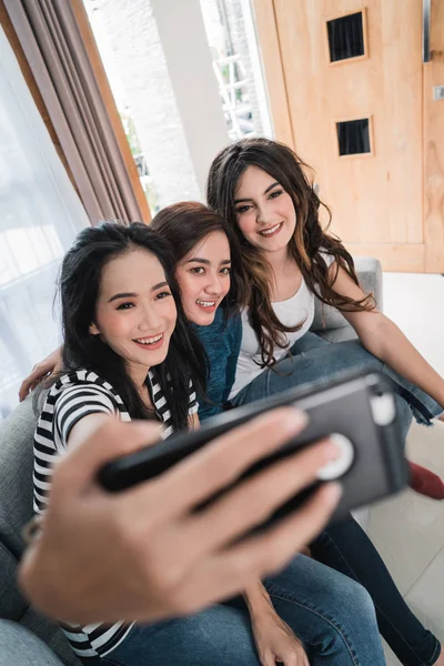 Mejor amigo tomando selfie juntos — Foto de Stock