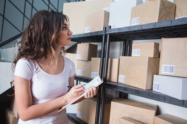 Donna con un sacco di pacchetto di lavoro da sola — Foto Stock