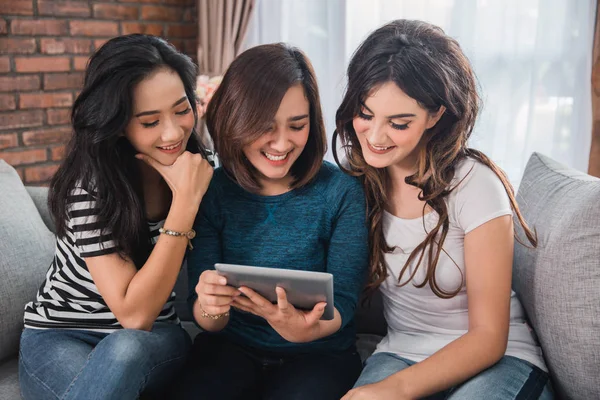 Drei beste Freunde mit Tablet-PC zusammen — Stockfoto