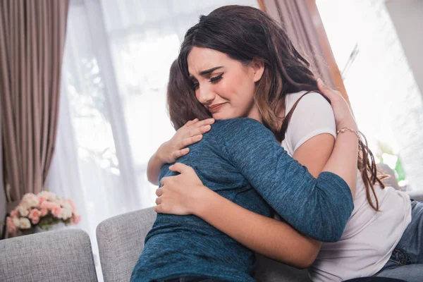 Depressive Frau wird von ihrem Freund umarmt — Stockfoto