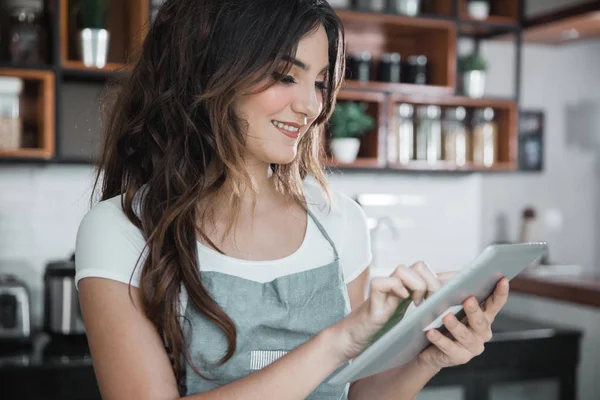 彼女のコーヒー ショップで立っている女性カフェ労働者 — ストック写真