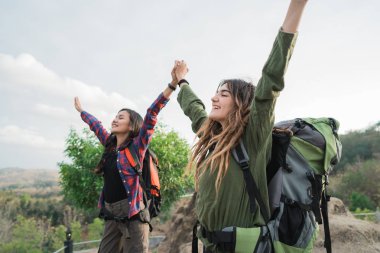 dağın tepesine ulaştıktan sonra gülümseyerek