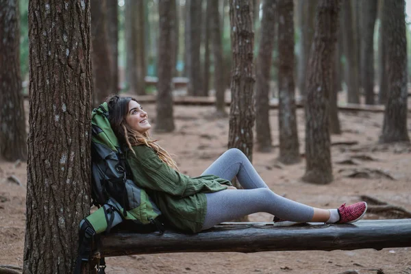 Mujer joven excursionista relajarse en el bosque —  Fotos de Stock